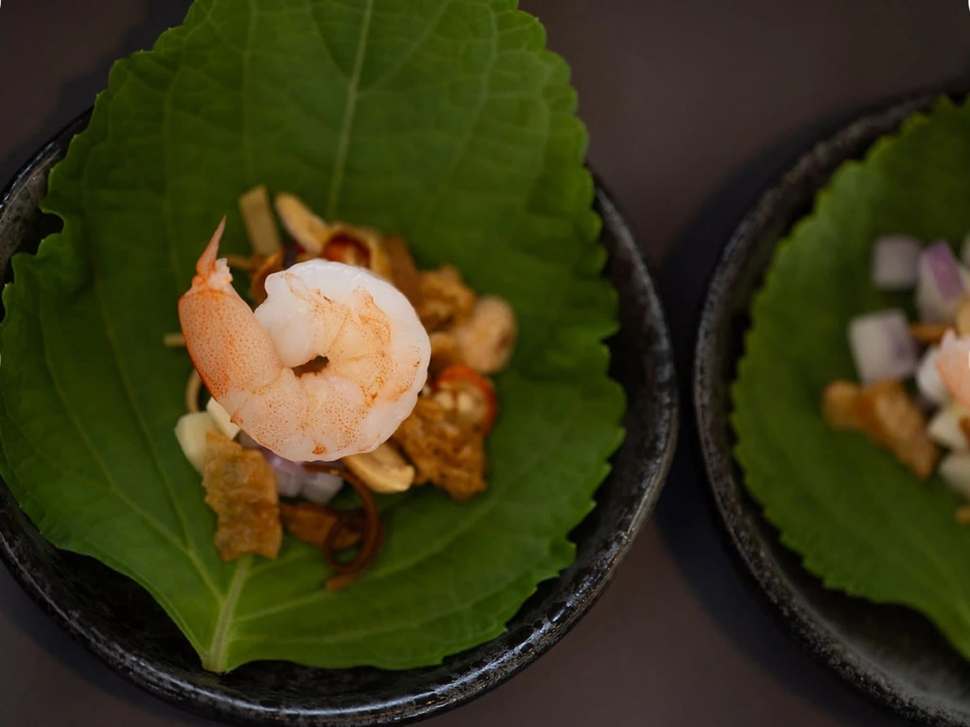 Crevette sur feuille de perilla, condiments croquants