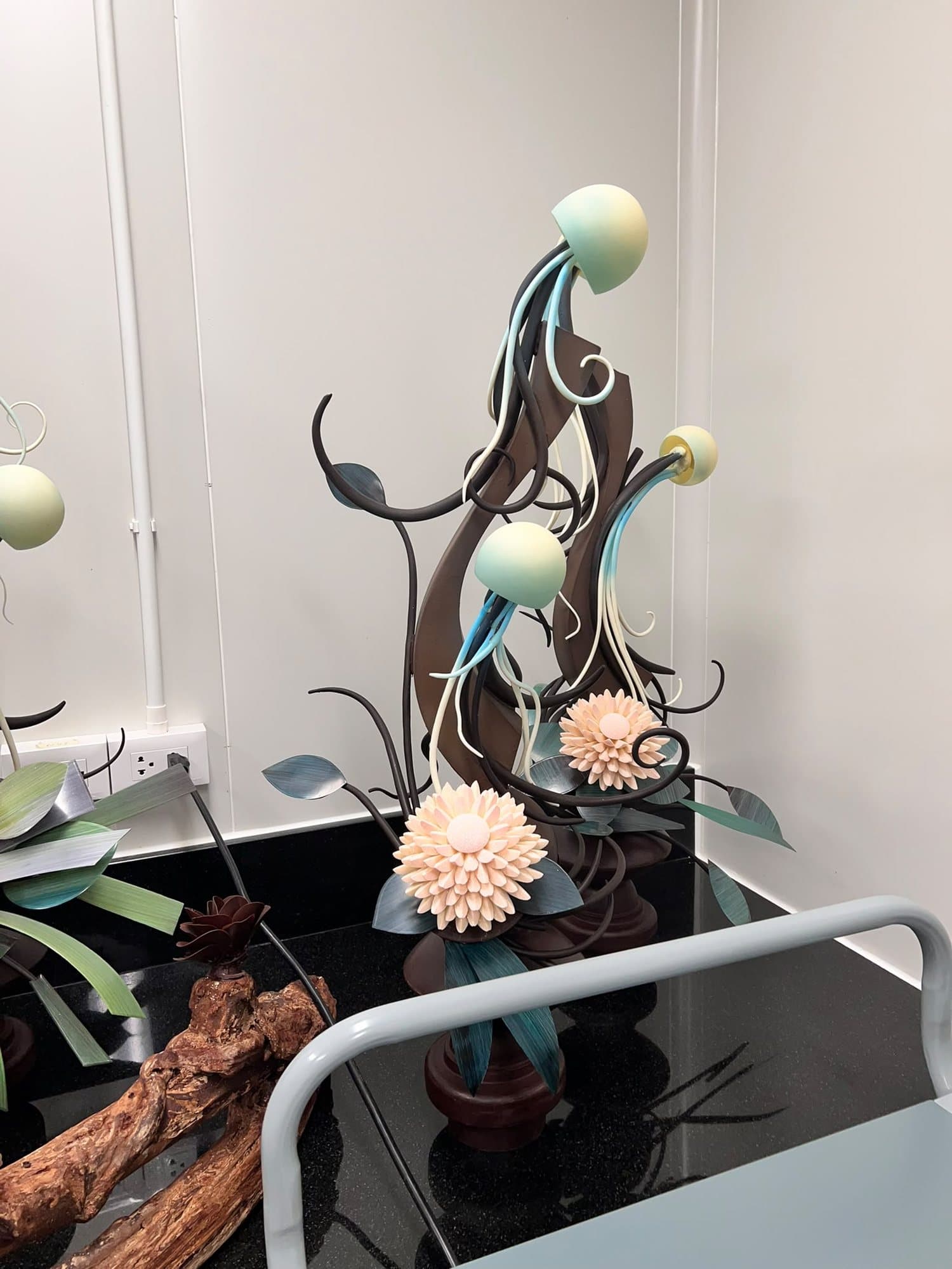Pièce artistique en chocolat — méduses et chrysanthèmes