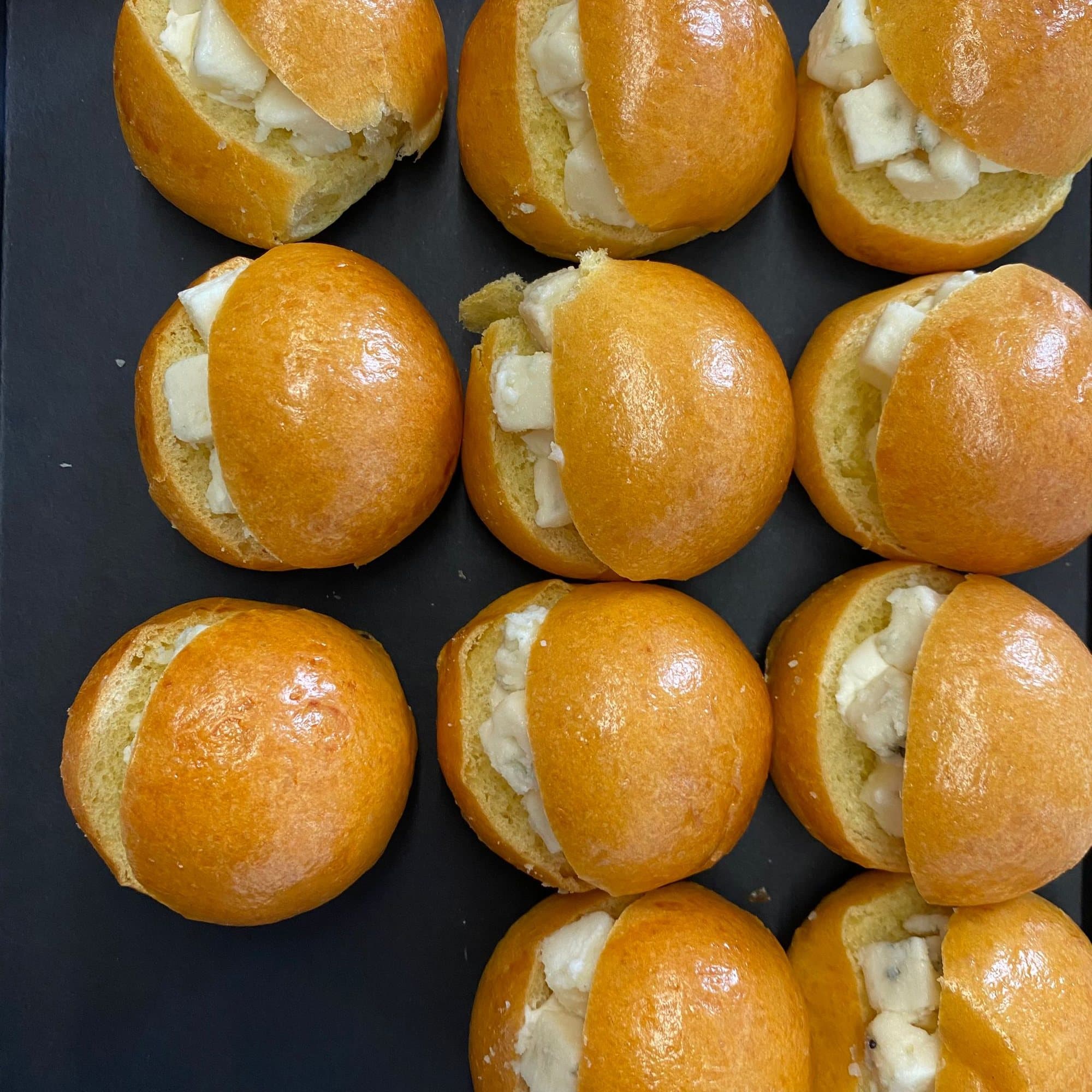 Cheese brioche rolls