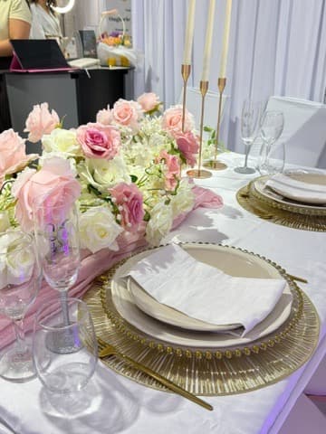 Art de la table : assiettes dorées, roses et bougies