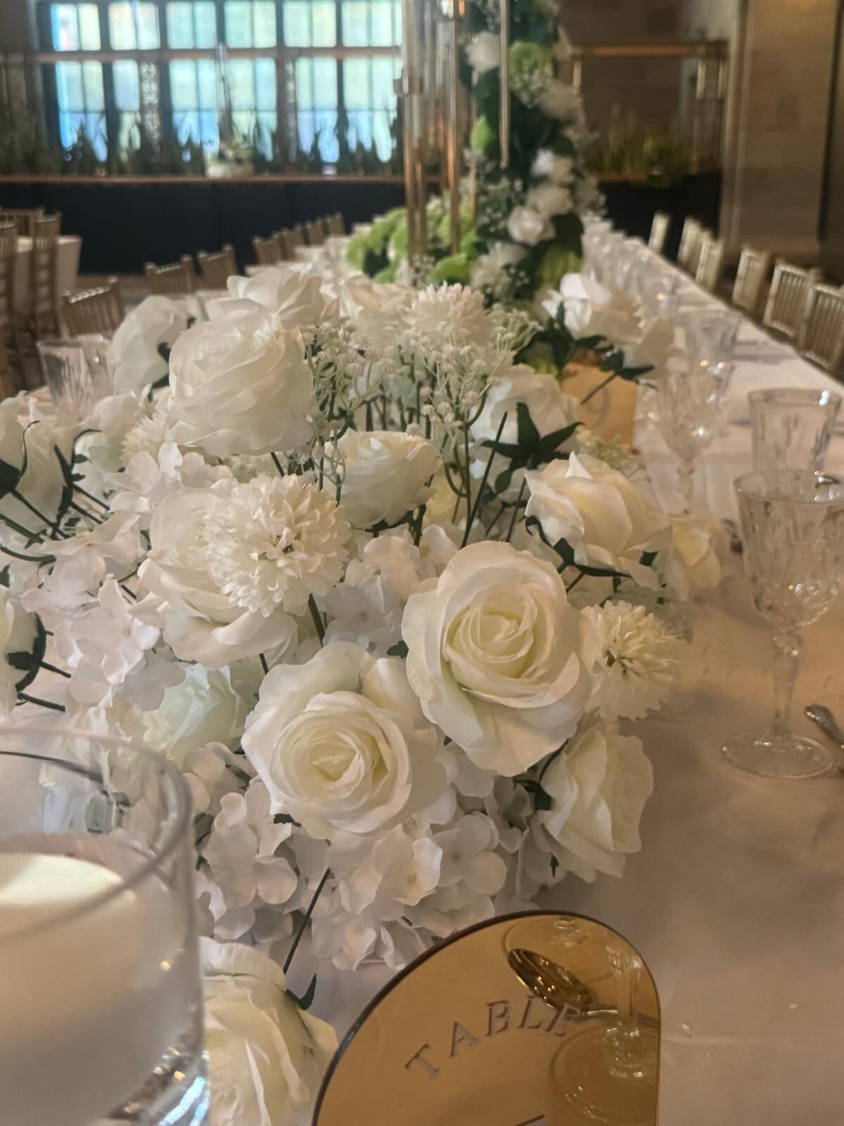 Longue tablée de mariage, chemin de roses blanches, cristal et bougies — réception Old Money à Montréal