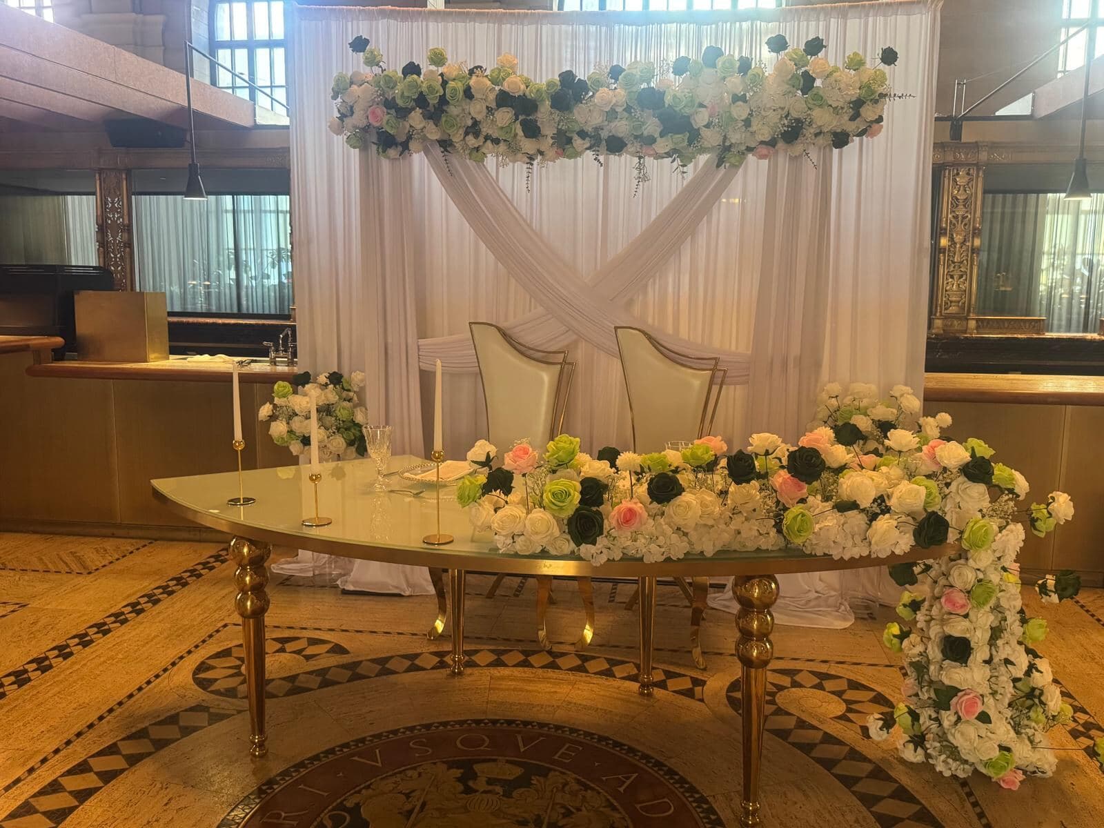 Table d'honneur des mariés, cascade de roses blanches et plateau miroir doré — Crew Collectif & Café, Montréal